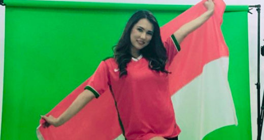 Miyabi pake jersey Timnas Indonesia, netizen minta dia dinaturalisasi