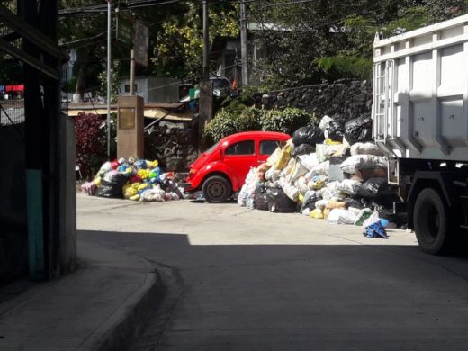 Parkir di tempat pembuangan, warga timbun mobil dengan sampah