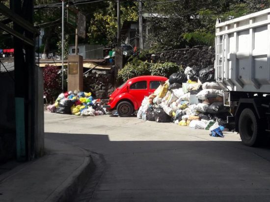 Parkir di tempat pembuangan, warga timbun mobil dengan sampah