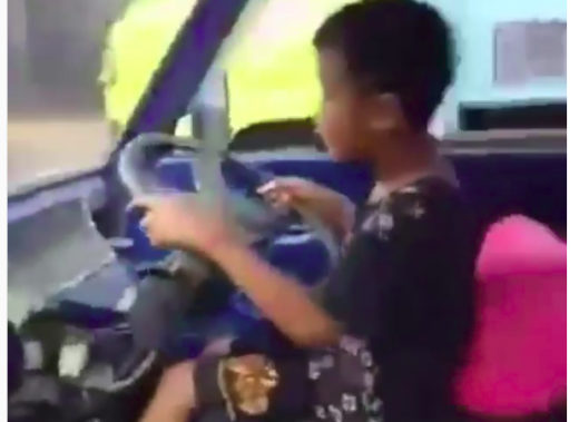 Video: Anak kecil nyetir pickup bawa teman-temannya, kok dibiarin?