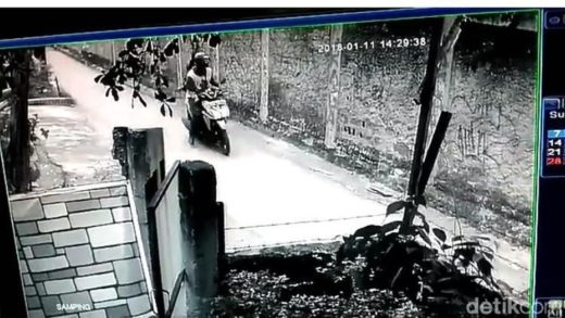 Pemotor remas payudara pejalan kaki di Depok, terekam CCTV