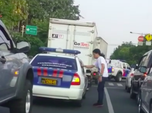 Polisi buang sampah sembarangan, dibalikin sama pengguna jalan pemberani (video)