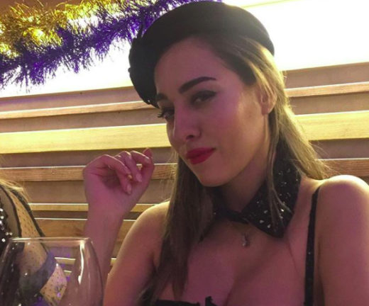 Model Italia ngadain tur seks oral buat yang vote ‘tidak’ pada referendum, ketunda gara-gara serangan anjing