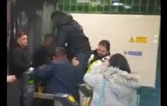 Demi gak bayar tiket, penis pria ini terjepit pintu otomatis di stasiun kereta