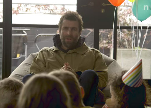 Liam Gallagher kewalahan diwawancarai anak-anak kecil: Dari soal anger management sampai kentut