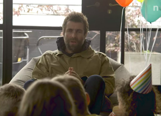 Liam Gallagher kewalahan diwawancarai anak-anak kecil: Dari soal anger management sampai kentut
