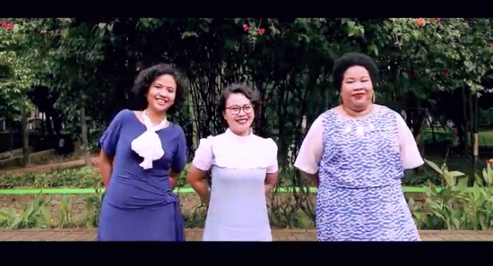 Mendengarkan NonaRia seperti naik mesin waktu sambil ngopi dan makan pisang goreng