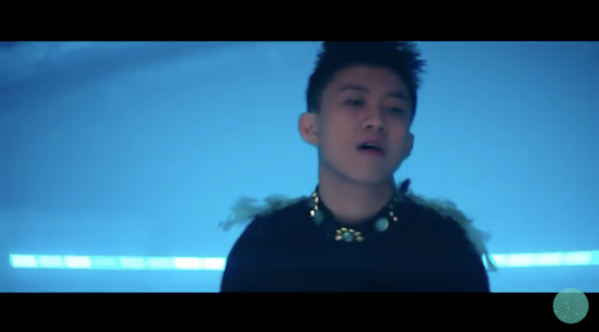 Rich Brian jadi peseluncur indah di videoklip barunya, āColdā