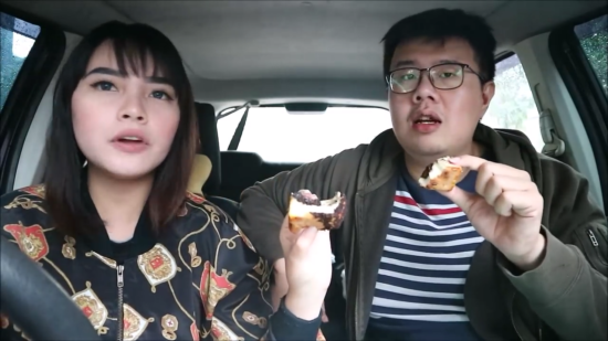 Roti ‘Mama Nia’ Nia Ramadani kayak poop, kata YouTuber yang ngereview
