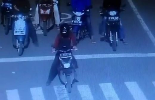 Langgar zebra cross, pengendara motor cuek minta ampun saat ditegur lewat loud speaker lampu merah
