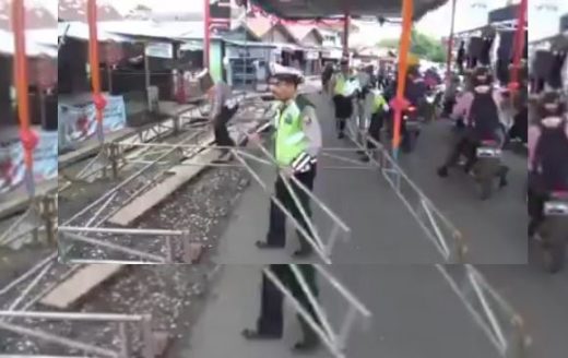 Nikah gelar tenda di pinggir jalan, dibongkar paksa oleh polisi