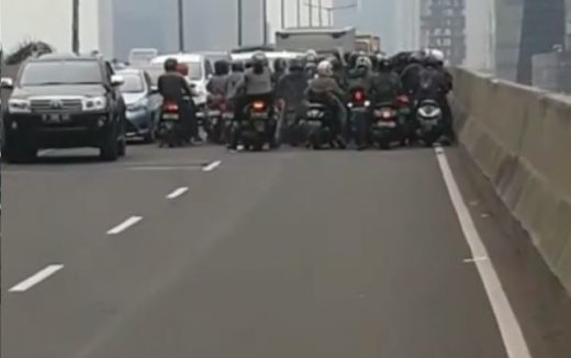 Ratusan pengendara motor terobos jembatan Casablanca dan nekat lawan arus setelah dicegat polisi (Video)