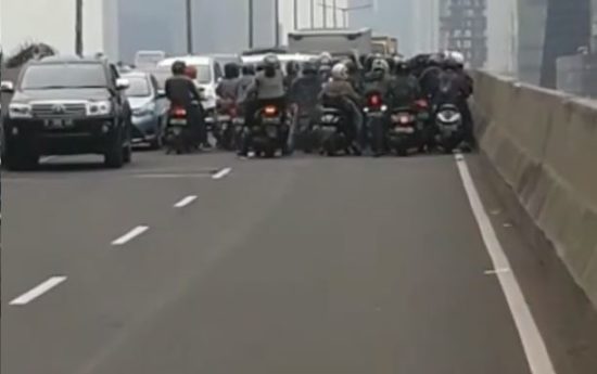 Ratusan pengendara motor terobos jembatan Casablanca dan nekat lawan arus setelah dicegat polisi (Video)