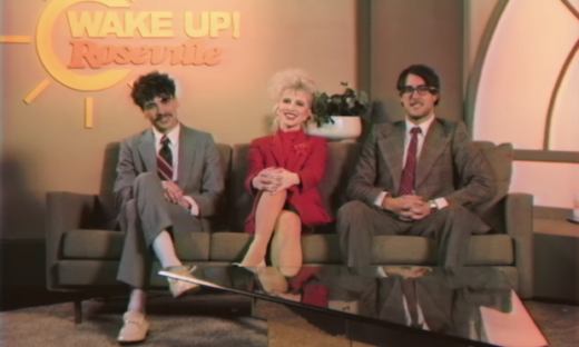 Video baru Paramore ‘Rose-Colored Boy’: Hayley Williams jadi wartawan stres