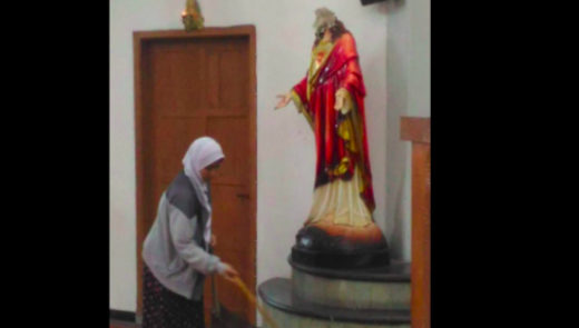Bhinneka Tunggal Ika: Foto wanita berhijab menyapu dekat patung Yesus pasca serangan gereja Sleman viral