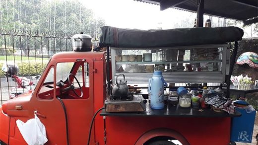 Pengen ngopi gratis? Dateng aja ke Warung Bemo bawa sekilo botol plastik