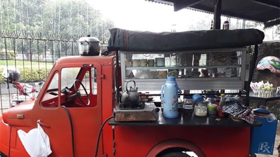 Pengen ngopi gratis? Dateng aja ke Warung Bemo bawa sekilo botol plastik