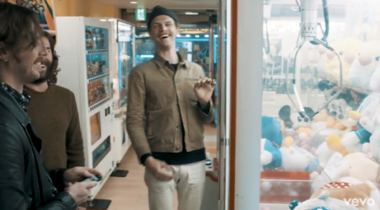 Keliling dunia bareng Foster The People lewat video ‘Sit Next To Me’