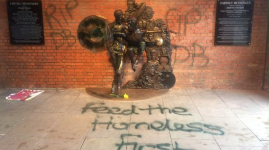 Patung David Bowie dicoretin dengan cat semprot setelah 48 jam diresmikan