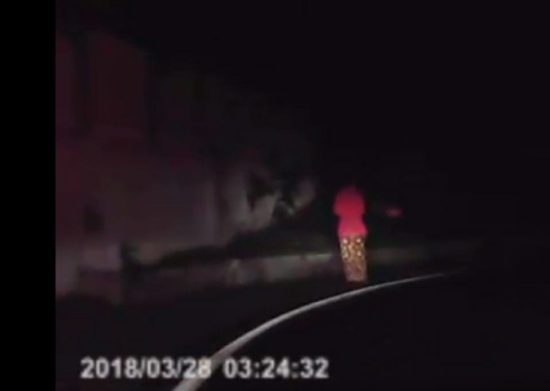 VIRAL: Sosok kebaya merah misterius nongol 4 kali di jalan yang sama (Video)