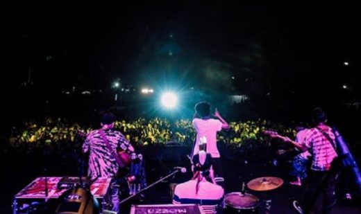 FourTwnty bius penikmat musik Jogja di tengah ancaman hujan