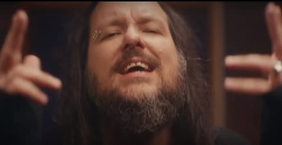 LISTEN: Dua single solo Jonathan Davis yang masih terasa KoRn banget
