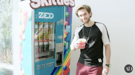 Ngintipin mansion mewah milik Zedd yang punya mesin permen Skittles di dalamnya