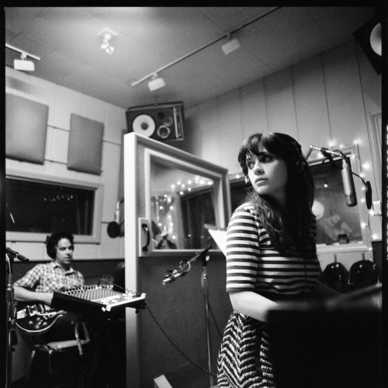 She & Him rilis 2 lagu cinta untuk semua gender tak terkecuali
