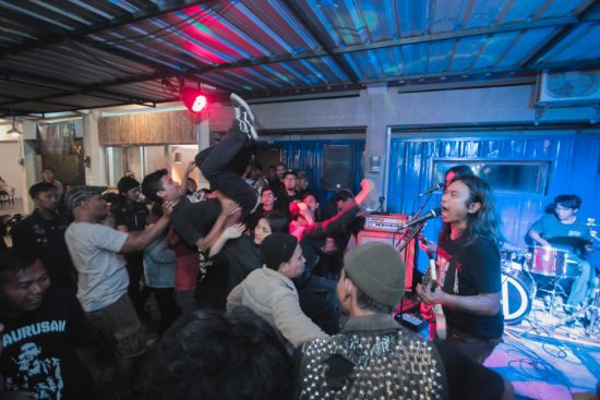 Band grindcore Semarang AK//47 tur Amerika, segera hancurkan LA