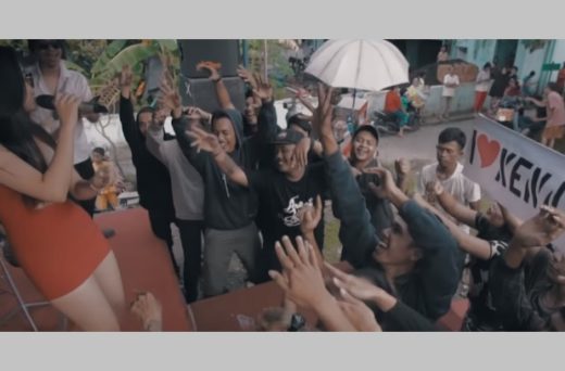 WATCH: ‘Putuskan Pacarmu’ – Bravesboy, soal penggemar yang terobsesi pedangdut koplo Xena Xenita