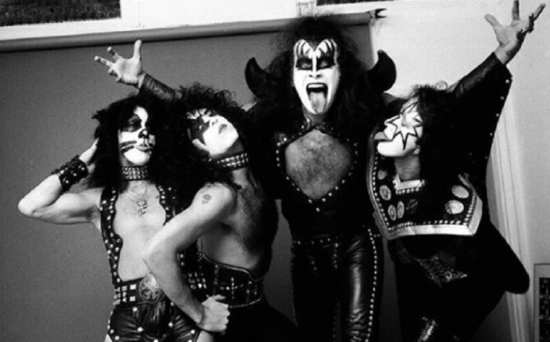 Gene Simmons isyaratkan KISS akan pensiun, rumor tur perpisahan menyebar