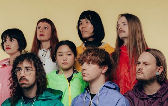 Video klip: âNight Timeâ dari Superorganism gabungkan tema online, video game, dan alien