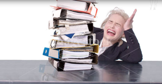 Kocaknya Emilia Clarke parodikan pose wanita karier di situs stok foto