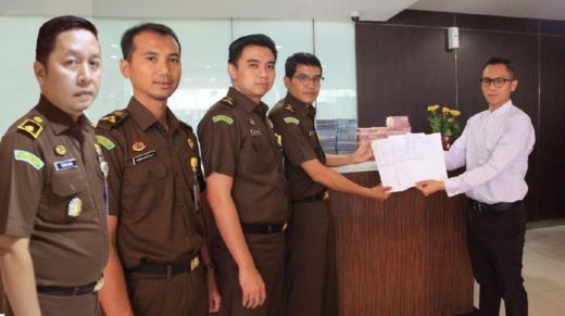 Netizen salah fokus, menduga foto jaksa hasil editan di artikel berita korupsi