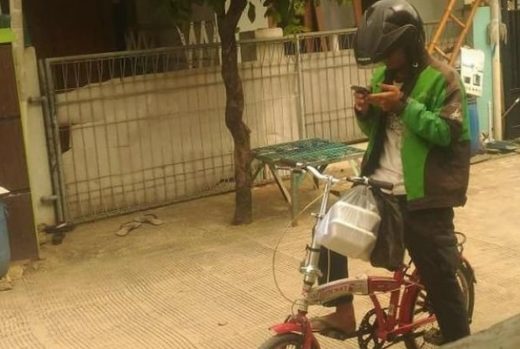 Motor ditarik leasing, driver Go-Jek kerja pakai sepeda