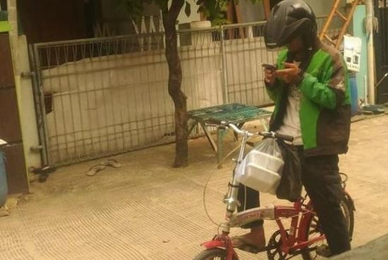 Motor ditarik leasing, driver Go-Jek kerja pakai sepeda