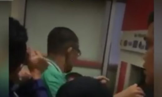 Video: Ibu-ibu serobot antrean ATM, tekan cancel lalu berantem