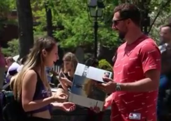 Video: Ekspresi girang orang ketika YouTuber bagi-bagi Xbox One gratis