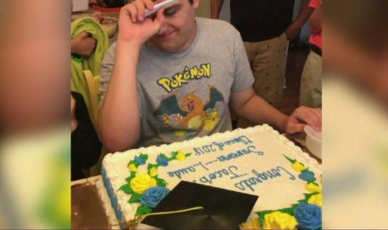 “Cum” dalam “Summa Cum Laude” kue wisuda disensor, dikira porno