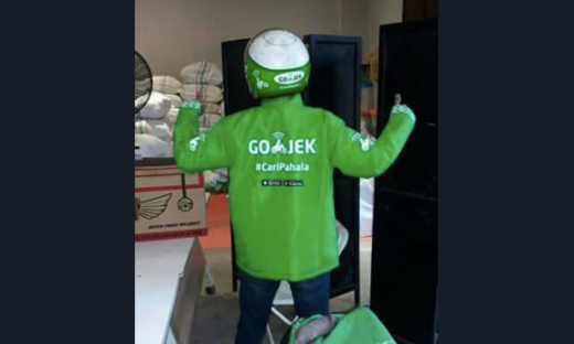 Beredar foto jaket dan helm Go-Jek edisi Ramadan, mirip baju koko dan peci putih