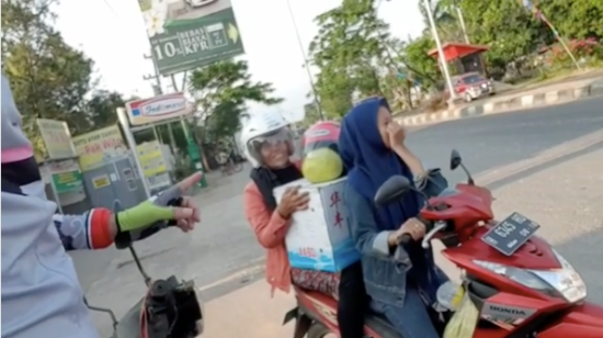 Video: Naik motor helmnya malah dipakai buat lindungi jeruk bawaan
