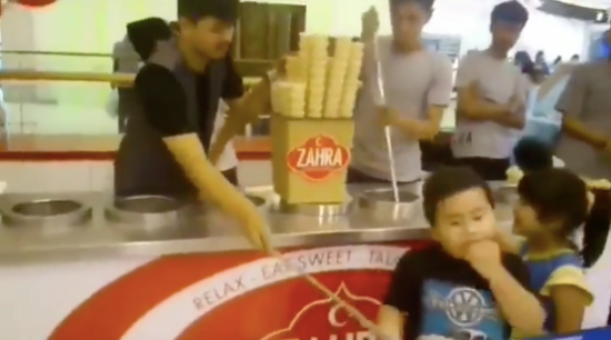 Anak kecil nangis sambil makan tisu, bete dikerjain penjual Turkish ice cream