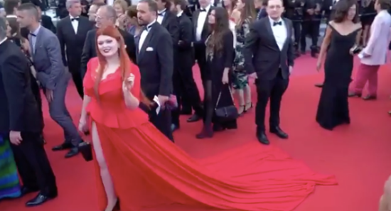 Terinjak, rok model Rusia copot di karpet merah Cannes Film Festival