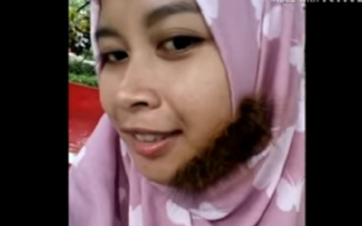 Video: Hobi ekstrem wanita main sama ulat bulu besar