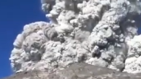 Bikin deg-degan, erupsi Gunung Merapi terekam kamera pendaki yang sedang berkemah