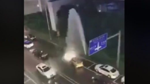 Cuci gratis? Hydrant pinggir jalan bocor, mobil-mobil malah sengaja dekati