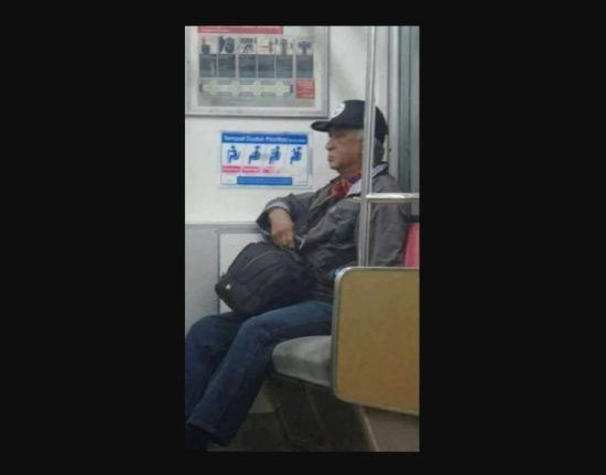 Mirip banget sama Pak Harto, foto bapak lagi tidur di KRL viral