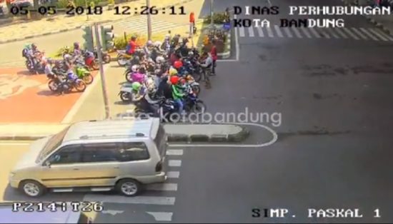 Video: Pemotor kepanasan ramai-ramai berteduh di lampu merah dekat flyover Bandung