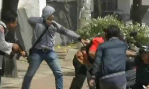 Video: Hindari razia teroris, pemotor dikepung polisi bersenjata