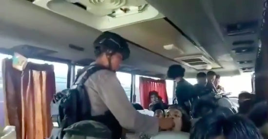 Video polisi suapi napi terorisme dalam bis pasca kejadian Mako Brimob viral